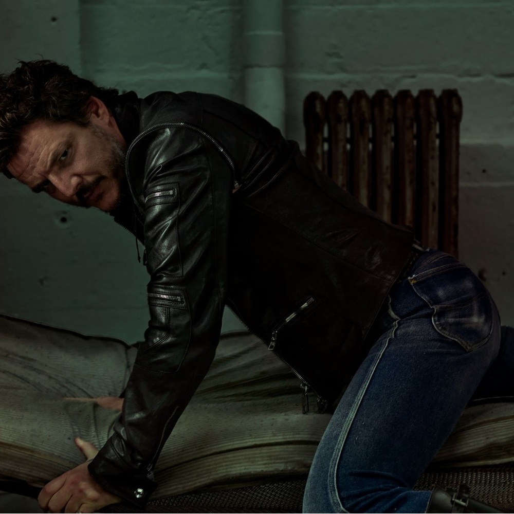 Esquire Pedro Pascal - Picture 4 of 5